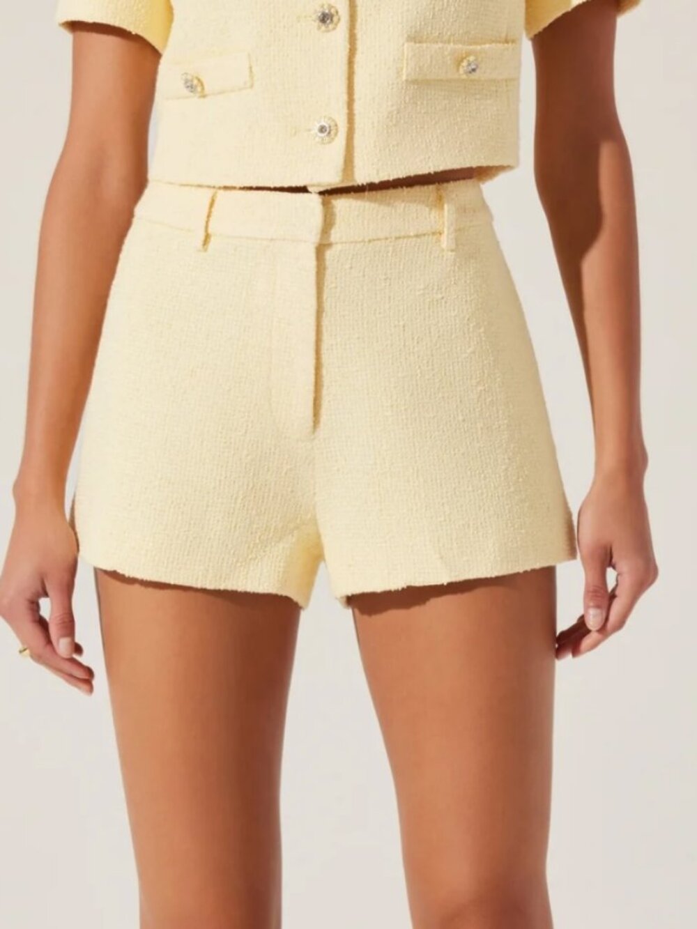 ASTR Eaton Shorts Yellow Size Large